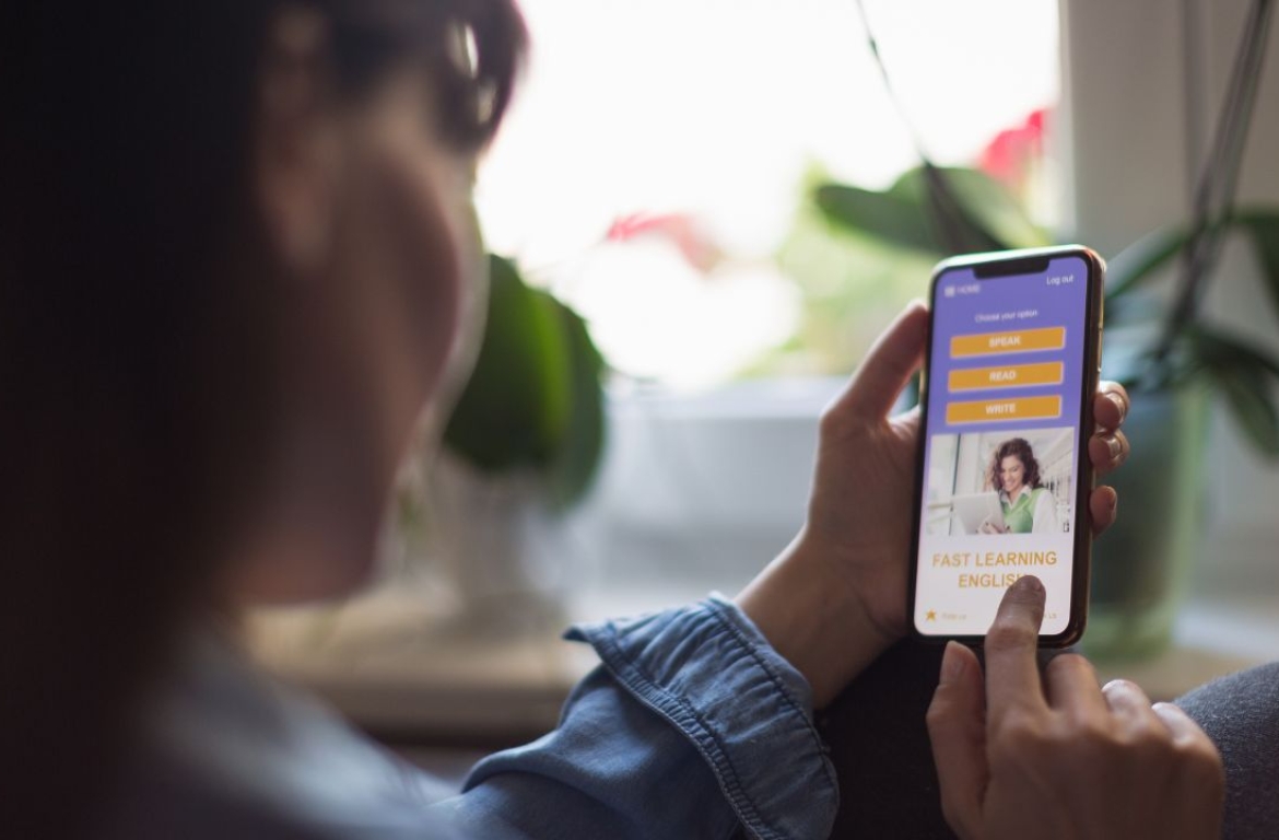 Jak wykorzystać technologię w nauce angielskiego: Aplikacje, strony internetowe i narzędzia