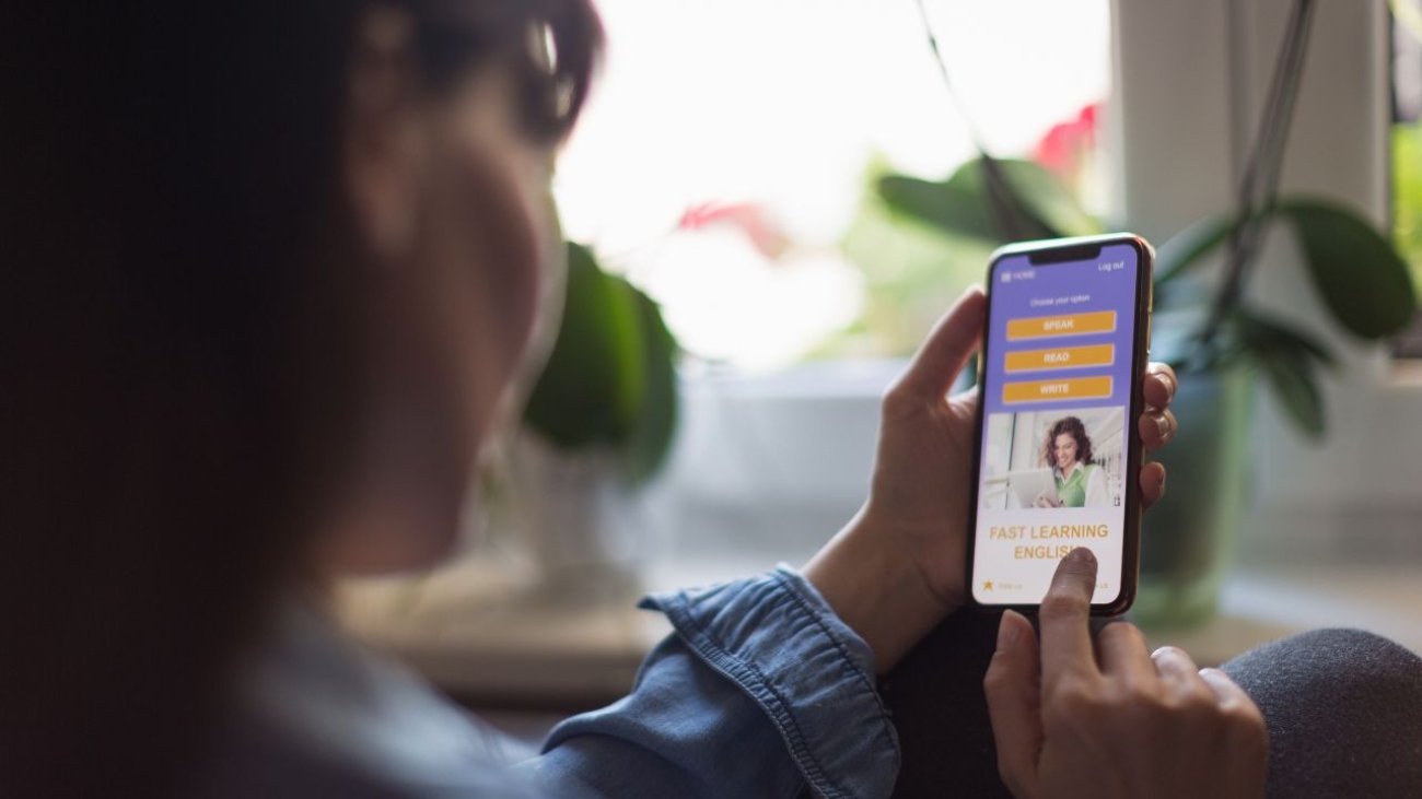 Jak wykorzystać technologię w nauce angielskiego: Aplikacje, strony internetowe i narzędzia