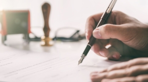 Czynności notarialne poza kancelarią – gdzie jeszcze możesz spotkać notariusza?