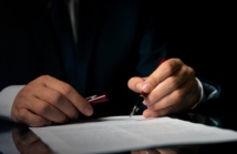 Za co odpowiada akt notarialny? Zrozumienie roli i znaczenia dokumentów sporządzanych przez notariusza