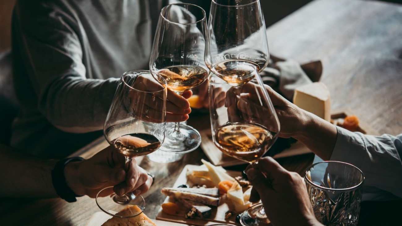 Nowoczesne doznania kulinarno-winne: menu degustacyjne w River Club