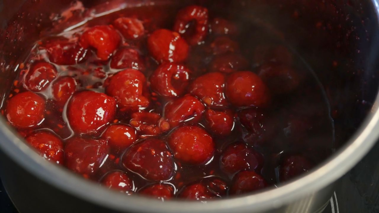 Pyszny przepis na domowy syrop malinowy
