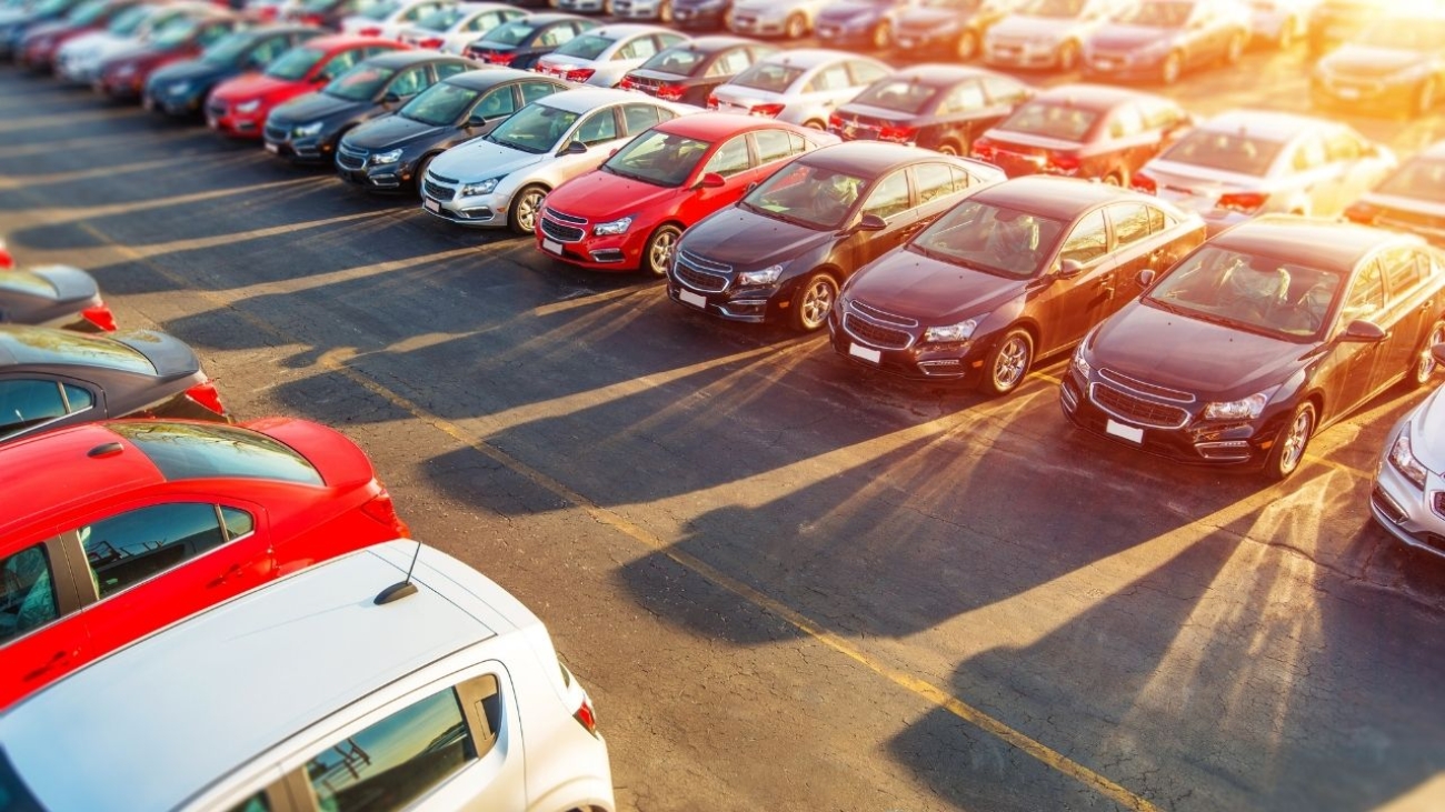 Jak wybrać najlepszy parking lotniskowy Okęcie dla podróży samolotem?