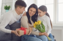 Najlepsze prezenty na dzień mamy: 10 pomysłów na wyjątkowe podarunki