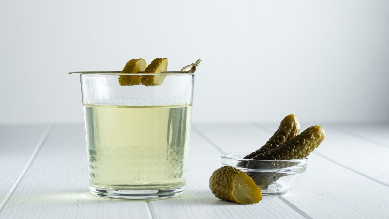 10 zdrowotnych korzyści płynących z picia soku z kiszonych ogórków