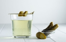 10 zdrowotnych korzyści płynących z picia soku z kiszonych ogórków