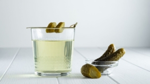 10 zdrowotnych korzyści płynących z picia soku z kiszonych ogórków