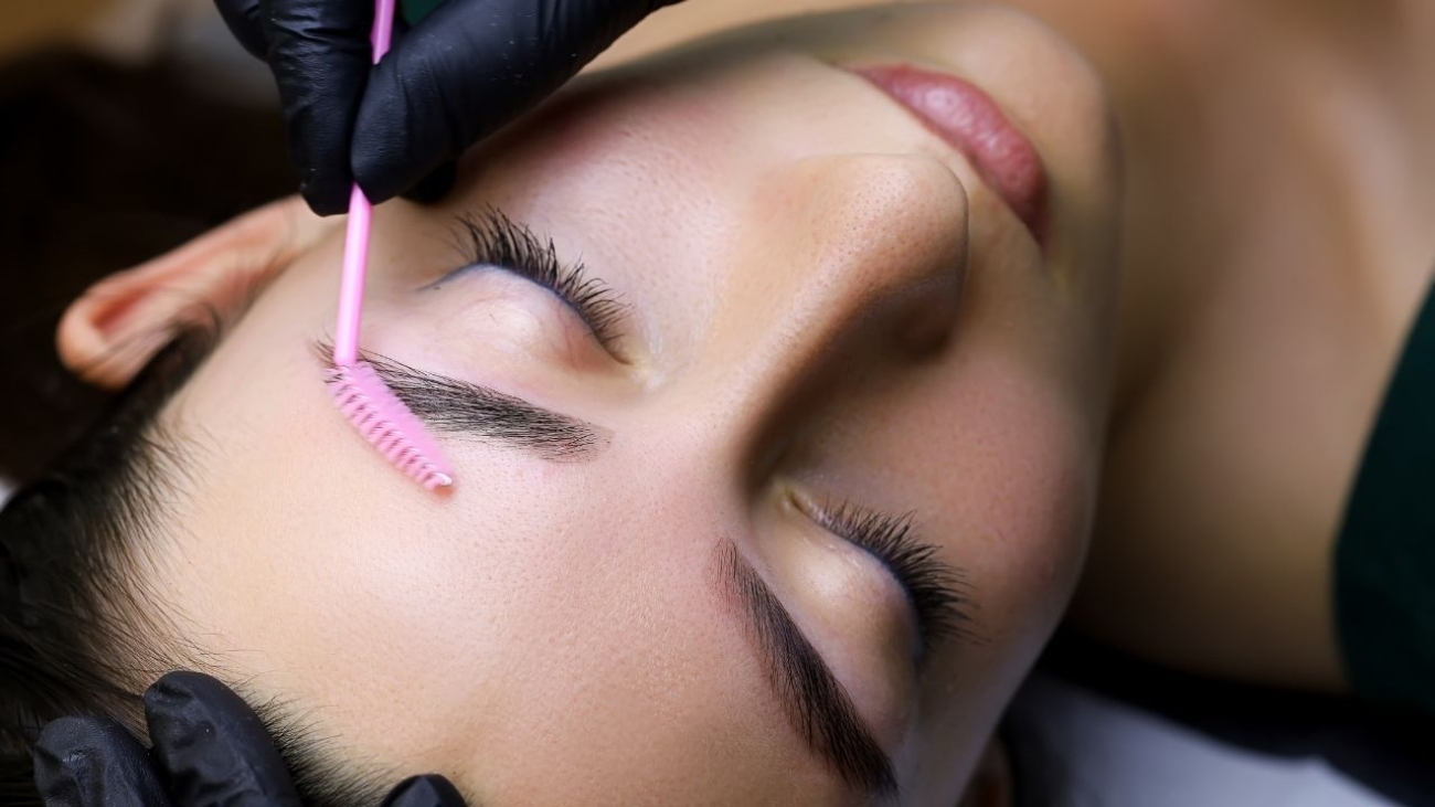 Stylizacja brwi i rzęs - odkryj swoją naturalną piękno