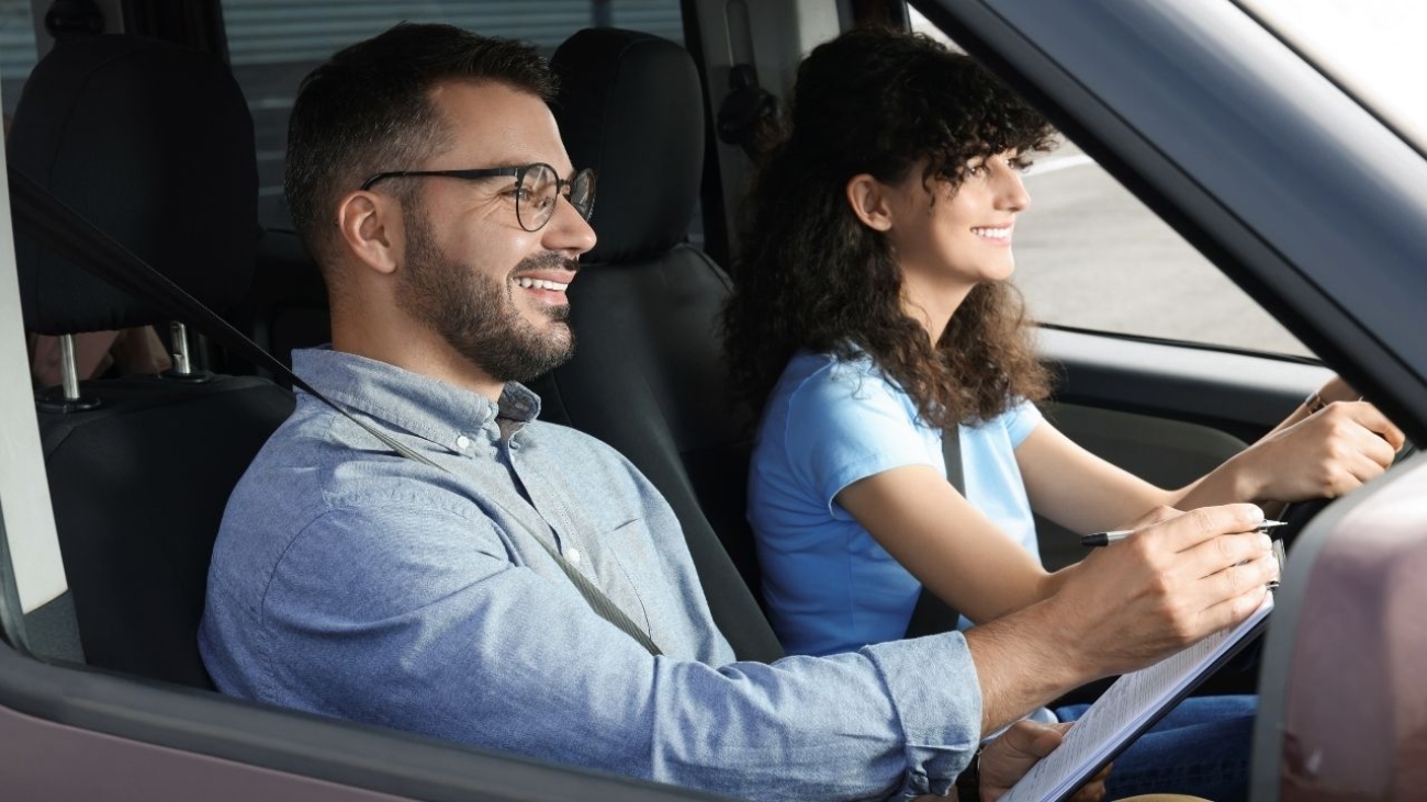 Najważniejsze umiejętności do opanowania podczas nauki jazdy na trasach egzaminacyjnych