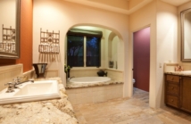 Nowy trend w aranżacji łazienki: blaty łazienkowe z trawertynu