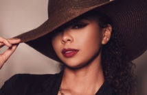 W jaki sposób czapki Prada stały się symbolem luksusu i prestiżu?