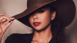 W jaki sposób czapki Prada stały się symbolem luksusu i prestiżu?