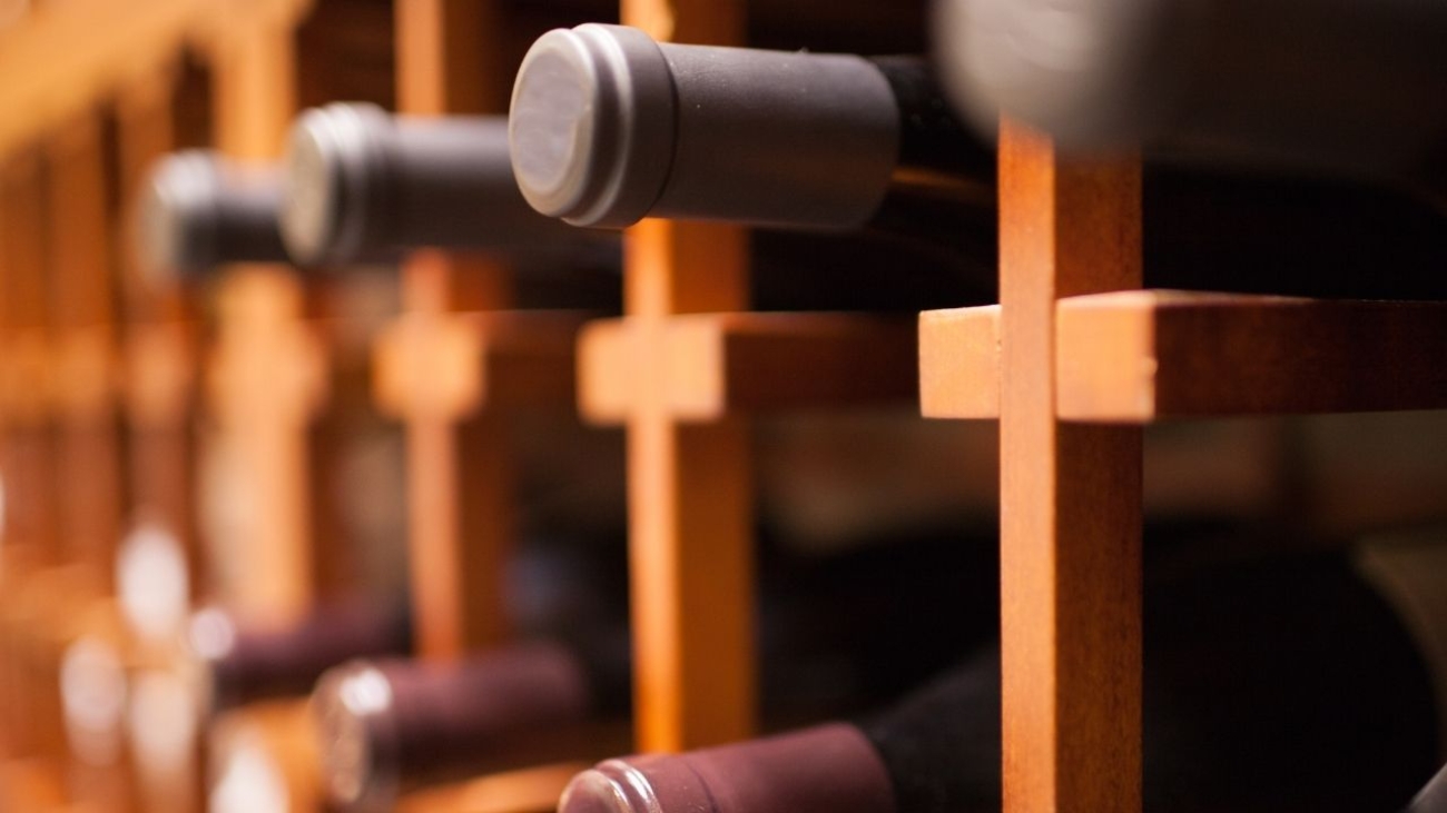 Unikalne stojaki na butelki: ręcznie robione cuda ze stali