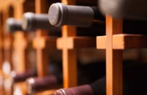 Unikalne stojaki na butelki: ręcznie robione cuda ze stali