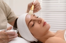 5 skutecznych peelingów medycznych dla pięknej i zdrowej skóry: odkryj ich działanie!