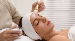 5 skutecznych peelingów medycznych dla pięknej i zdrowej skóry: odkryj ich działanie!