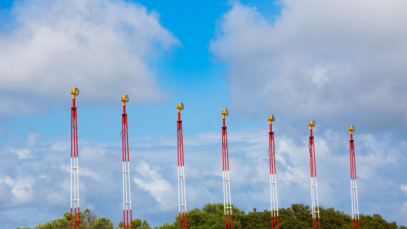 Systemy oświetlenia nawigacyjnego oraz przeszkodowego na lądowiskach: Bezpieczeństwo i precyzja operacji lotniczych