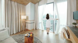 Jak dobrać firany do klasycznego i nowoczesnego wnętrza: porady i inspiracje