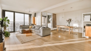 Niezwykłe metamorfozy: Jak renowacja paneli winylowych odmienia wnętrza