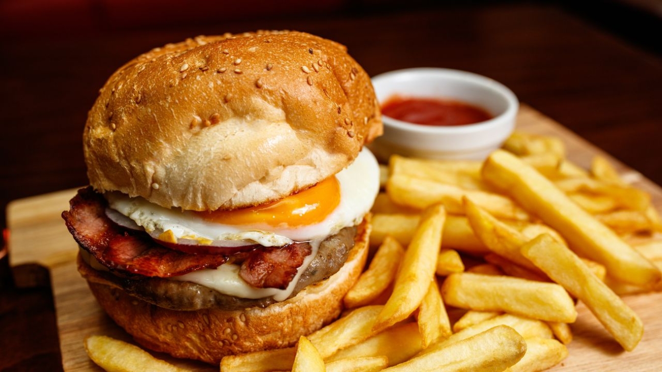 Wyjątkowy smak Wilanowa: Hamburger z sosem ze świeżych kurek, jajkiem sadzonym i bekonem w Quattro Canti