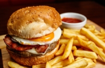 Wyjątkowy smak Wilanowa: Hamburger z sosem ze świeżych kurek, jajkiem sadzonym i bekonem w Quattro Canti