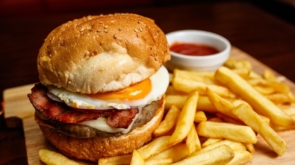 Wyjątkowy smak Wilanowa: Hamburger z sosem ze świeżych kurek, jajkiem sadzonym i bekonem w Quattro Canti