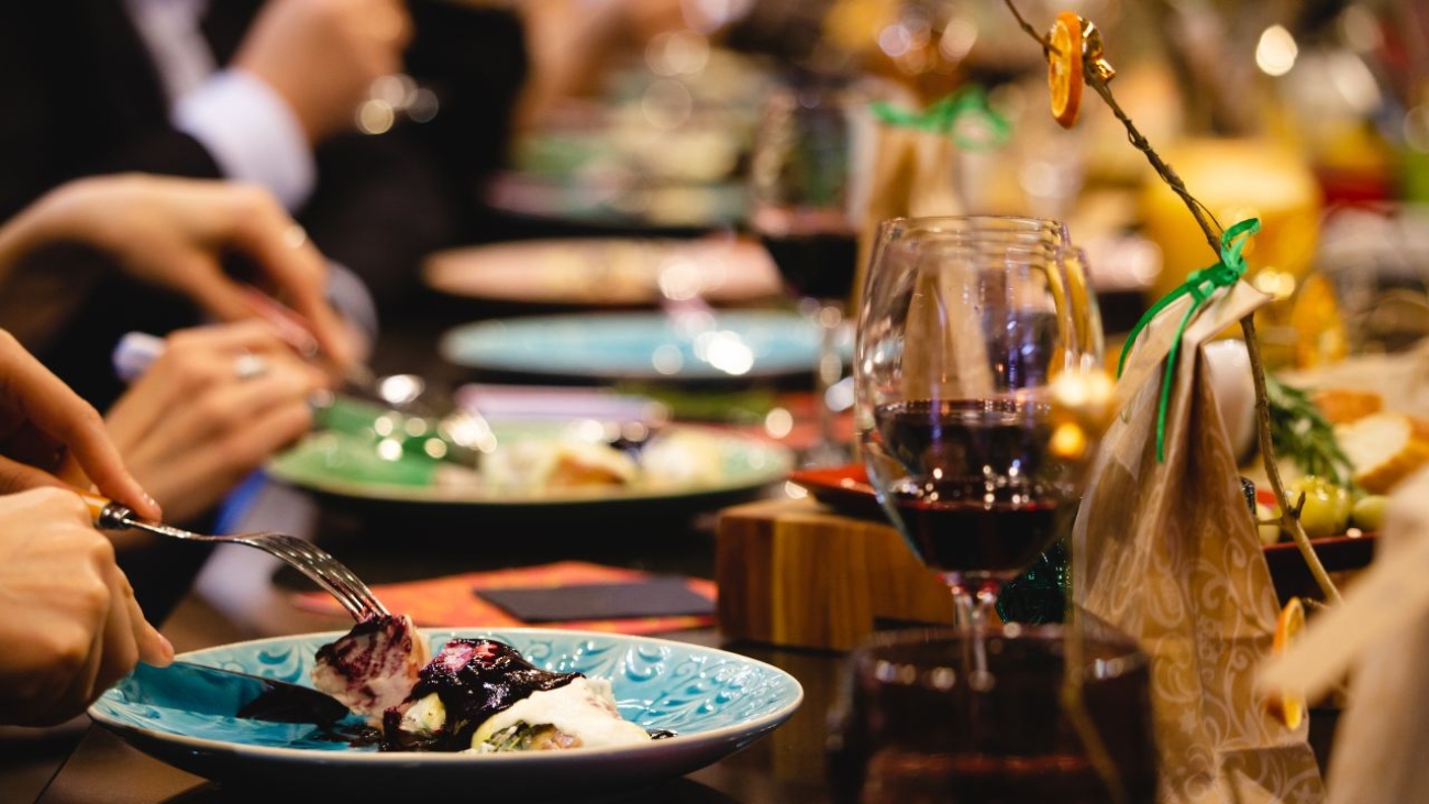 Kulinarne podróże na Pradze: Odkrywamy tajniki jedzenia w restauracji indyjskiej