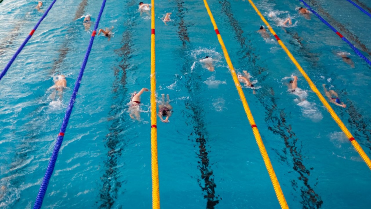 Najlepsze miejsca na grupowe treningi pływackie w Warszawie