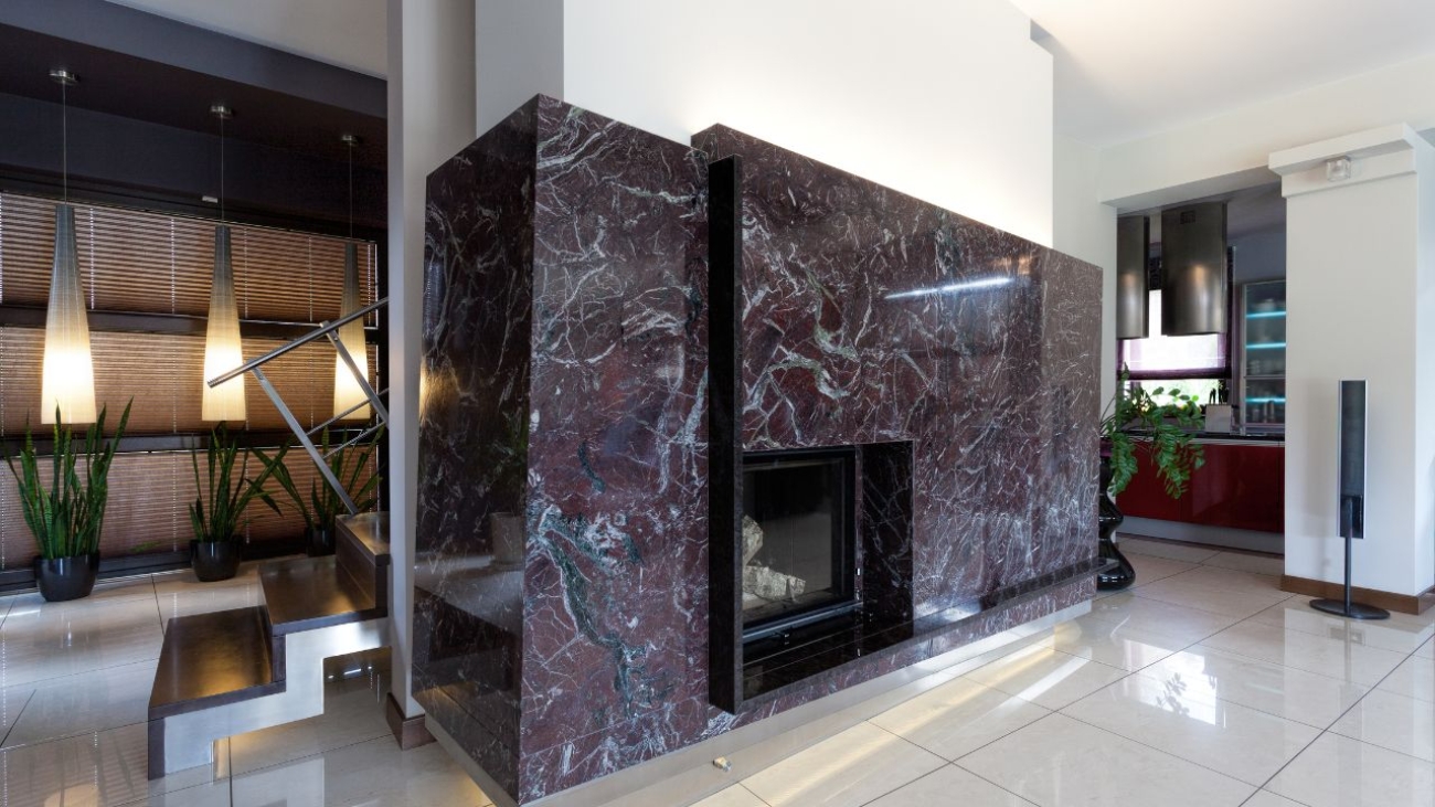 Nowoczesne wnętrza: Luksusowe kominki z onyxu w aranżacji salonu