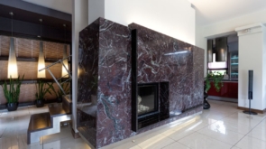 Nowoczesne wnętrza: Luksusowe kominki z onyxu w aranżacji salonu