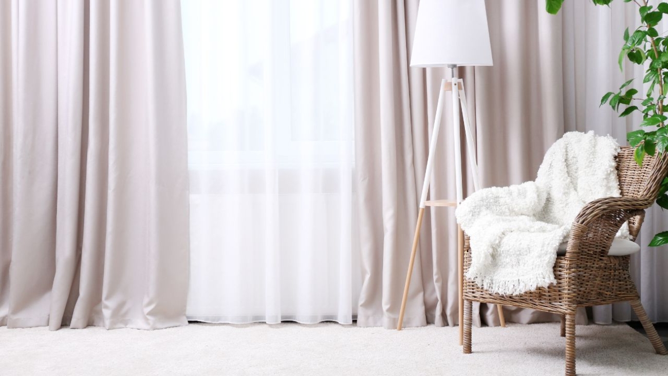 Firany w nowoczesnym wnętrzu – jak wybrać minimalistyczne rozwiązania?