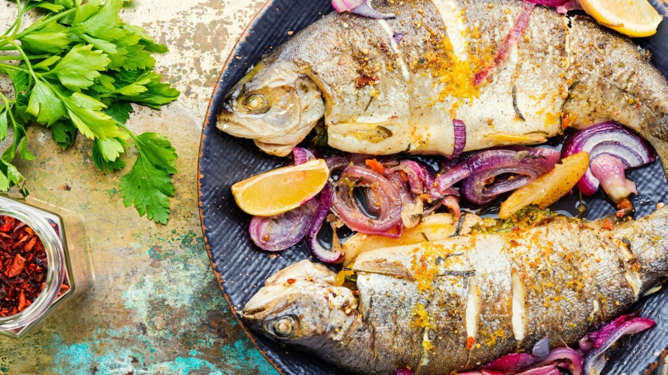 Pstrąg pieczony na statku w Warszawie: najlepsze miejsca do rozkoszowania się smakiem ryby na wodach Wisły