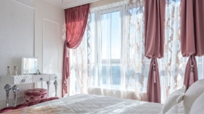 Jak optycznie powiększyć pokój za pomocą zasłon i firan: 5 trików