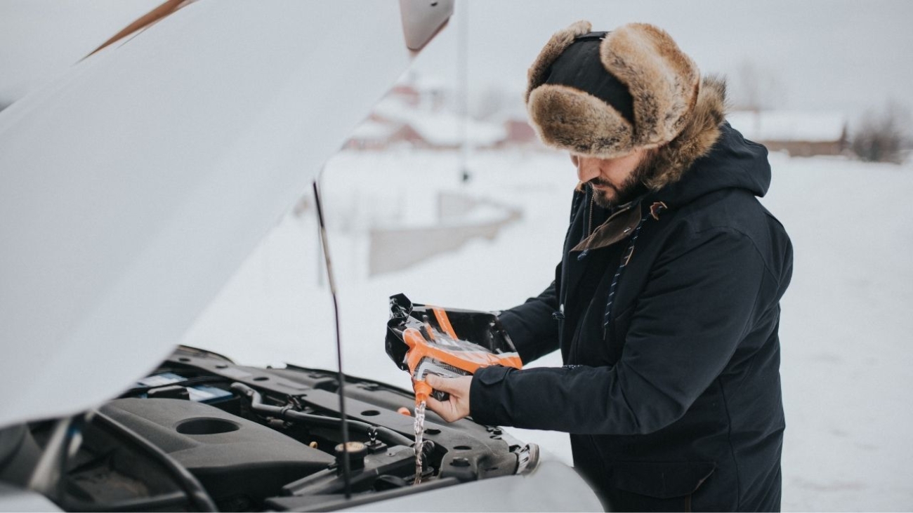 Jak bezproblemowo przygotować samochód do zimy - poradnik dla nowych kierowców