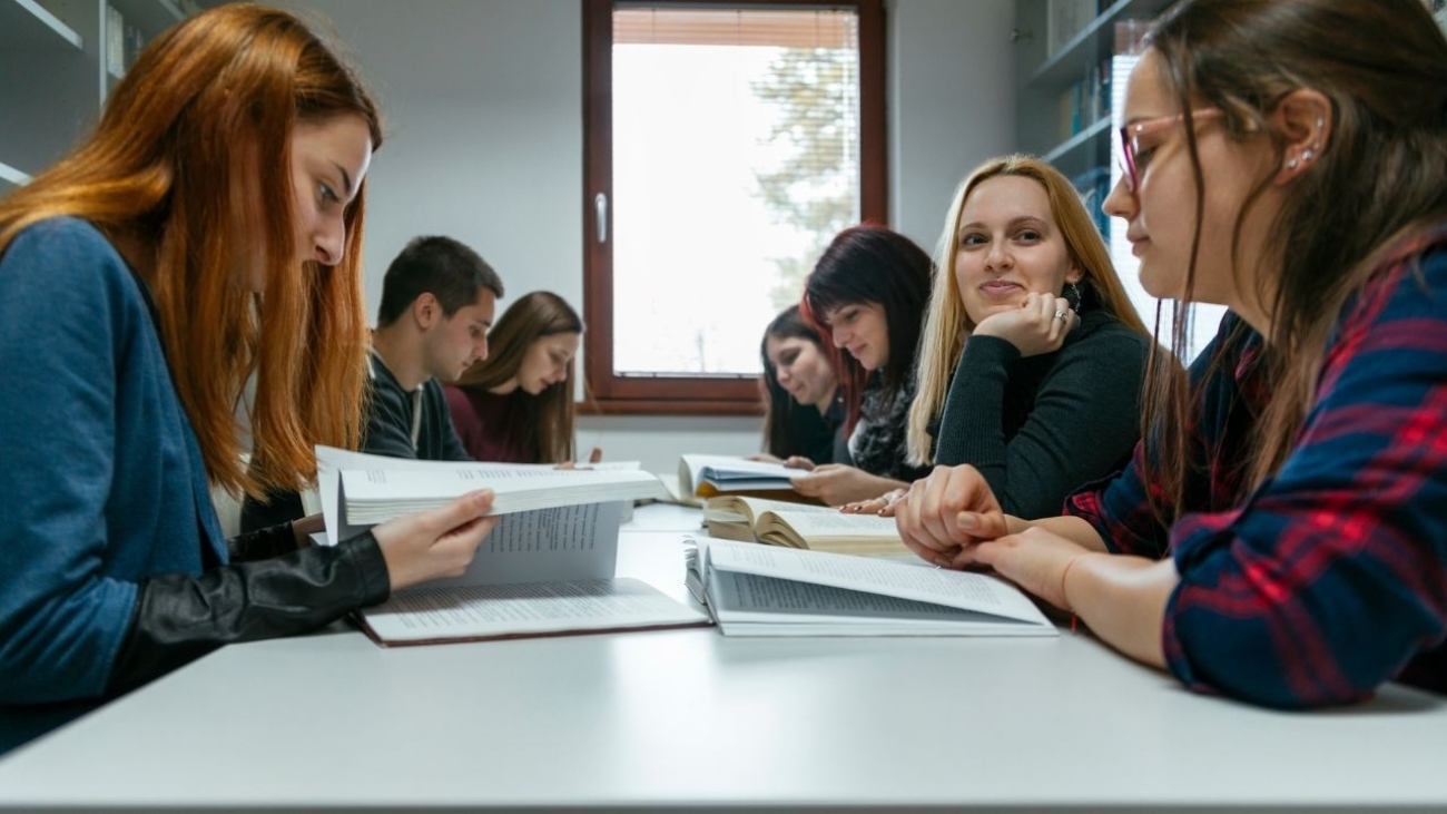 Wzmacnianie umiejętności językowych poprzez grupowe lekcje języka polskiego