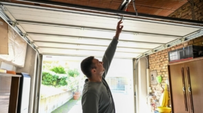 Bramy garażowe na wymiar: Kiedy warto zainwestować w indywidualny projekt?