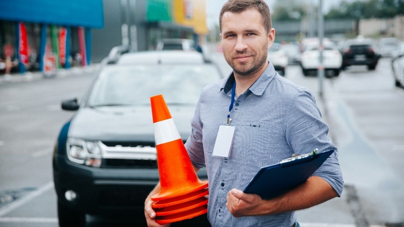 Różnice między skrzynią manualną a automatyczną: Którą wybrać na kursie prawa jazdy?