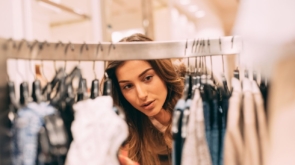 Zalety zakupów w komisach luksusowych: Dlaczego warto inwestować w pre-owned fashion?