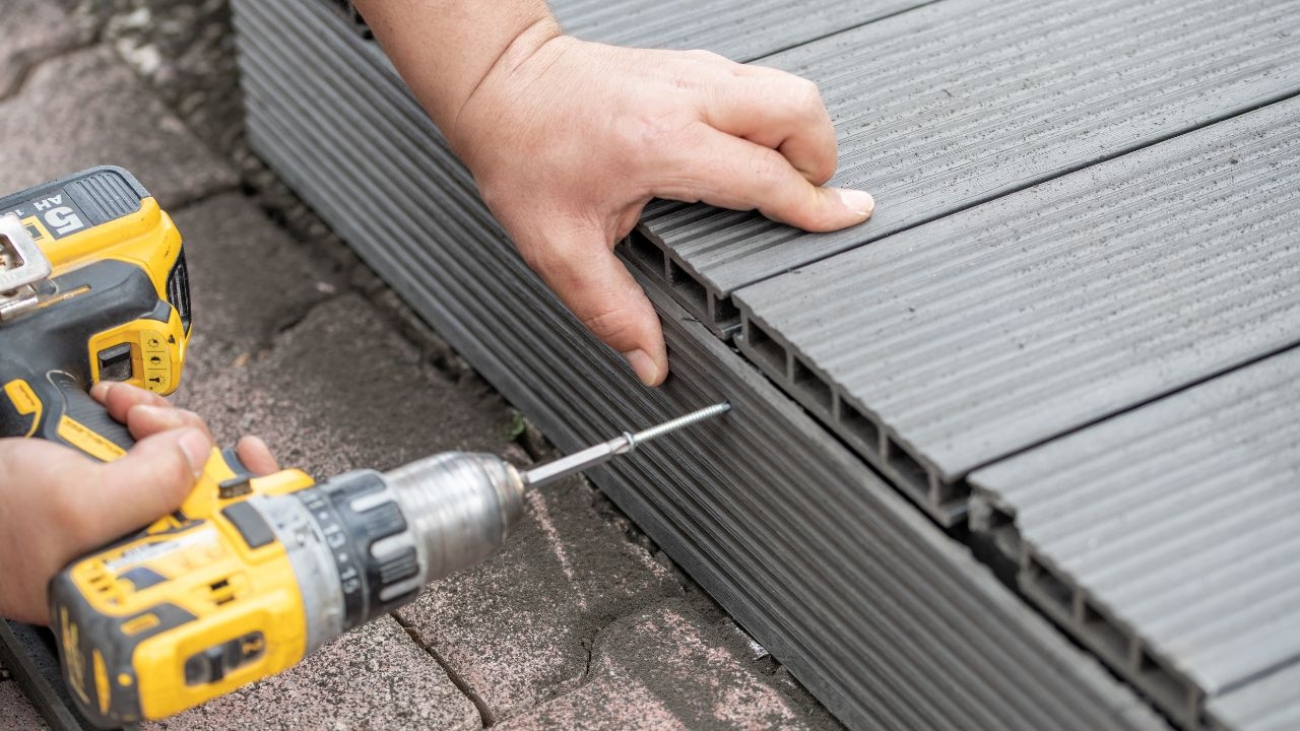 Deski kompozytowe vs. drewniane – porównanie kosztów i trwałości