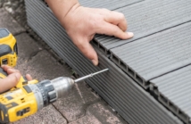 Deski kompozytowe vs. drewniane – porównanie kosztów i trwałości