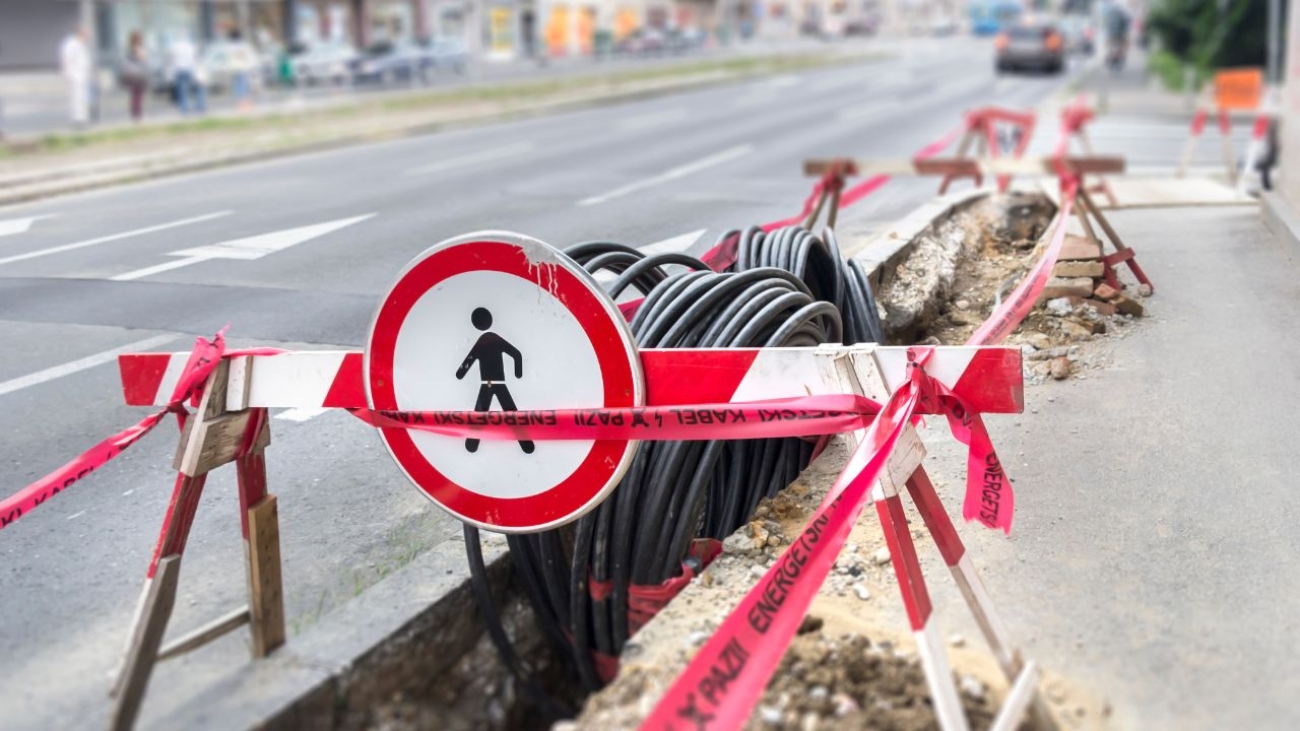 Zalety i wady budowy teletechnicznych sieci napowietrznych: czy warto zainwestować?