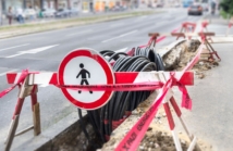 Zalety i wady budowy teletechnicznych sieci napowietrznych: czy warto zainwestować?