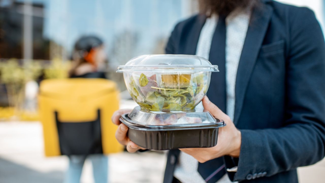 Lunch z dostawą do biura – jak zorganizować włoski posiłek w pracy?
