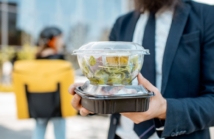 Lunch z dostawą do biura – jak zorganizować włoski posiłek w pracy?