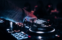 Muzyka na żywo i DJ-e – jak dobrać oprawę muzyczną do imprezy?