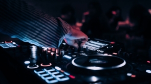 Muzyka na żywo i DJ-e – jak dobrać oprawę muzyczną do imprezy?