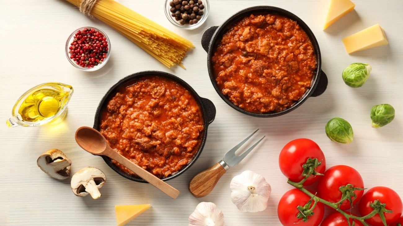 Odkryj tajemnice doskonałego ragù alla bolognese: receptura, techniki gotowania i kluczowe składniki