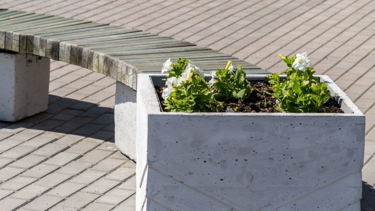 Donice betonowe, żeliwne czy drewniane – który materiał wybrać do parku lub firmy?