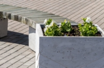 Donice betonowe, żeliwne czy drewniane – który materiał wybrać do parku lub firmy?