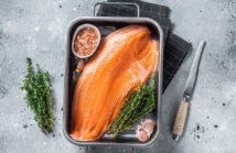 Hodowla i wędzenie łososia z Wysp Owczych: Tradycyjne metody w naturalnych warunkach